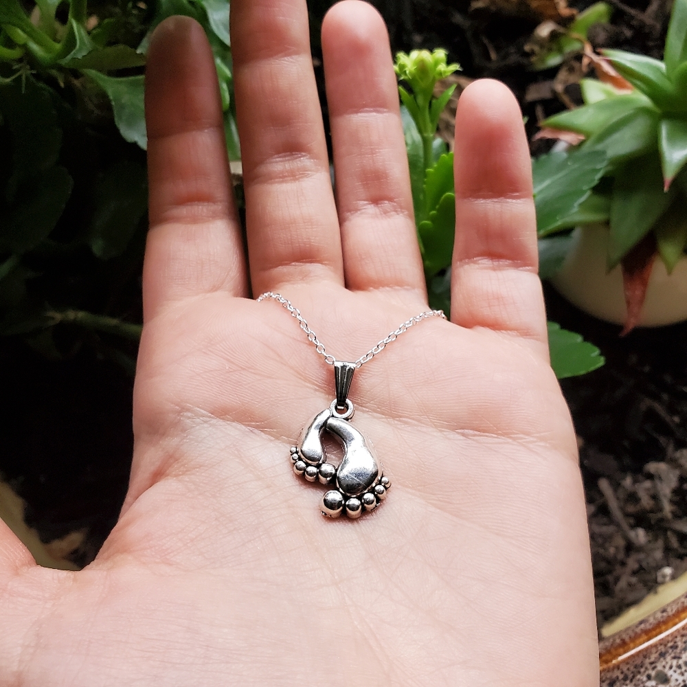 NWOT Little Feet Necklace - Picture 7 of 12